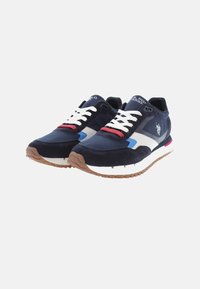 Zapatillas de ante en color azul marino con un diseño en blanco y azul claro, que incluyen un collar acolchado, gruesos cordones blancos y una suela de goma texturizada.