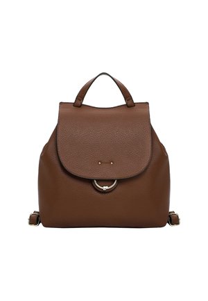 Zaino in pelle marrone con finitura testurizzata, patta anteriore, accentuazione hardware circolare in argento e spallacci regolabili.