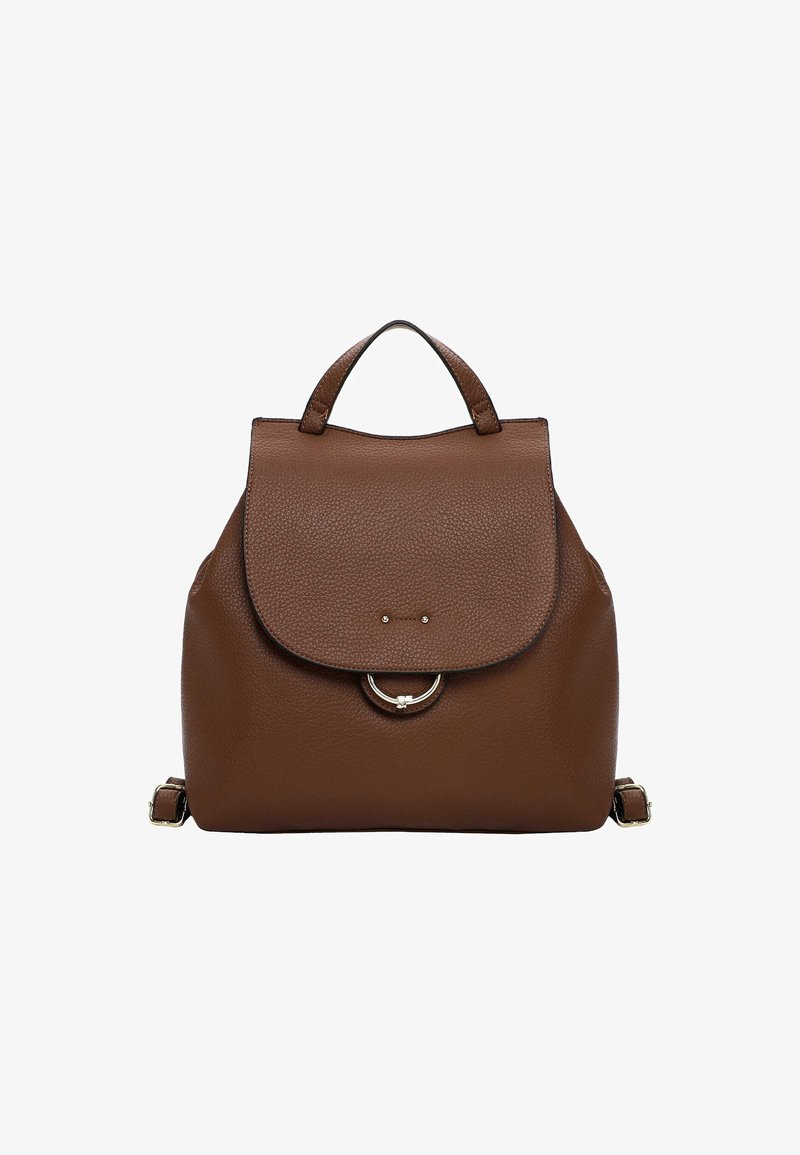 Zaino in pelle marrone con finitura testurizzata, patta anteriore, accentuazione hardware circolare in argento e spallacci regolabili.