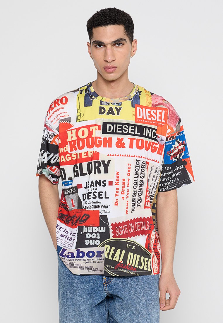 Mehrfarbiges übergroßes T-Shirt mit verschiedenen Grafikdrucken und Texten in Rot, Gelb, Schwarz und Blau. Aus Baumwollmaterial, mit kurzen Ärmeln.