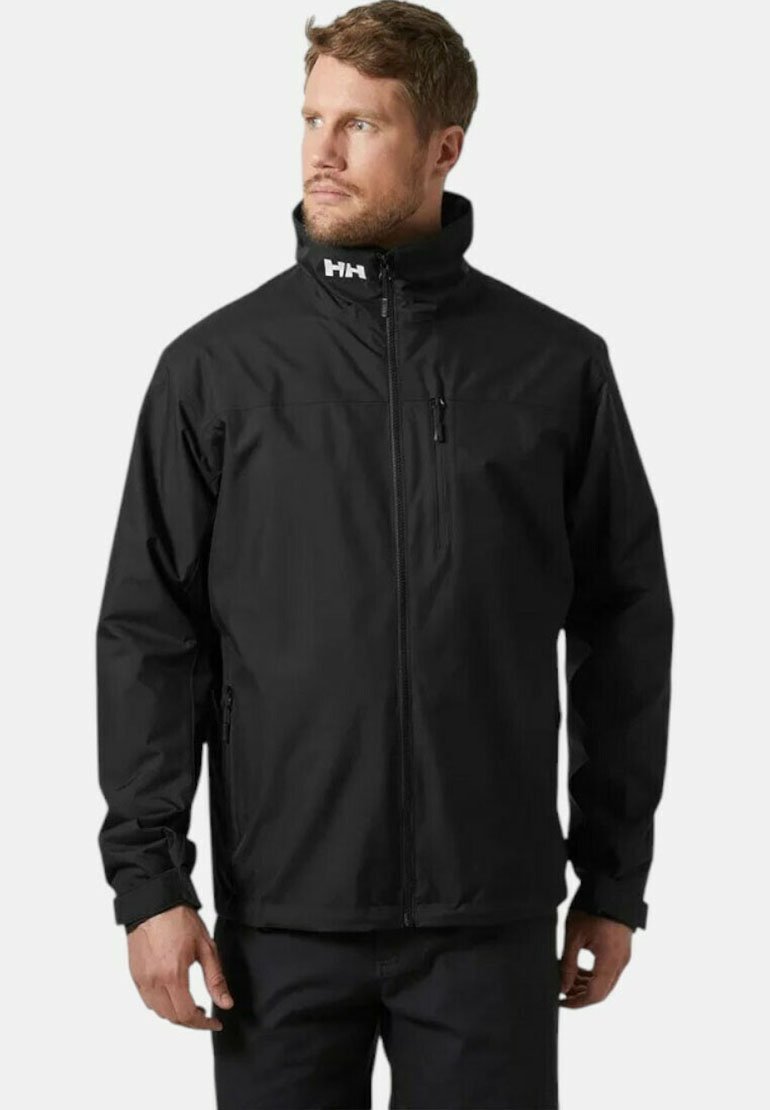 Chaqueta negra impermeable con un alto cuello, cremallera frontal, bolsillos laterales y el logo en el cuello. Presenta una textura elegante y suave.