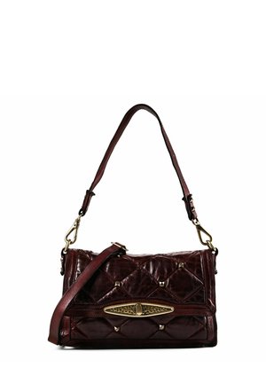 Bolso de mano de cuero marrón oscuro acolchado con tachuelas doradas, cierre oval decorativo y correa de hombro ajustable sobre un fondo blanco.