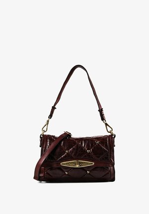 Borsa a mano trapuntata in pelle marrone scuro con borchie color oro, chiusura ovale decorativa e tracolla regolabile su sfondo bianco.