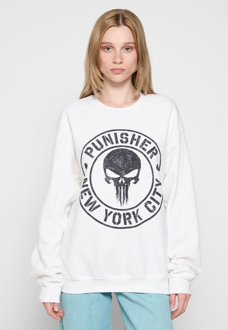 Vit sweatshirt med en rund svart grafisk design som visar ett skalle och texten "PUNISHER NEW YORK CITY". Mjuk tygkvalitet, avslappnad passform och långa ärmar.