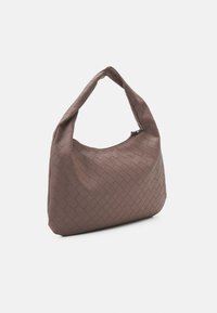 Brązowa pleciona torba z miękką teksturą, zakrzywionym uchwytem i zamknięciem na zamek. Charakteryzuje się diamentowym wzorem na powierzchni.