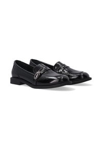 Zwarte leren loafers met een ronde neus, voorzien van een decoratieve band en metalen accent. Lage zwart rubberen hak en een glad oppervlak.