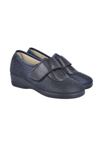 Zapatos azul marino con parte superior de malla y acentos brillantes, que cuentan con una amplia correa de velcro y una suela de cuña baja para mayor soporte.