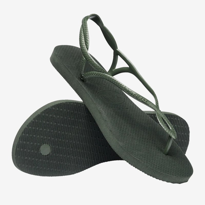 Chinelas de borracha verdes com solas texturizadas. Alças finas, design trançado. Detalhe circular e plano na sola, logotipo em relevo na palmilha.
