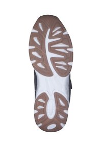 Sportschuhsohle mit einem weißen und braunen Gummidesign, strukturierten Profilen für Grip und einer geformten Struktur zur Unterstützung.