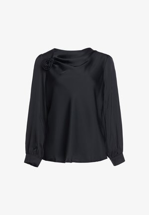 Schwarze Satinbluse mit langen Ärmeln, gerafftem Ausschnitt und Stoffrosen-Detail an der linken Schulter, mit knöpfbaren Manschetten.