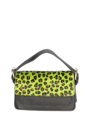 Borsa a mano in pelle nera con manico corto e patta verde neon con macchie leopardate marroni e nere.