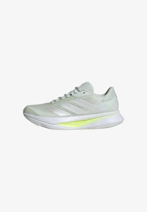 Zapatos de running ligeros en malla verde pálido con acentos blancos, presentan tres rayas y una suela acolchada con detalles en amarillo fluorescente.