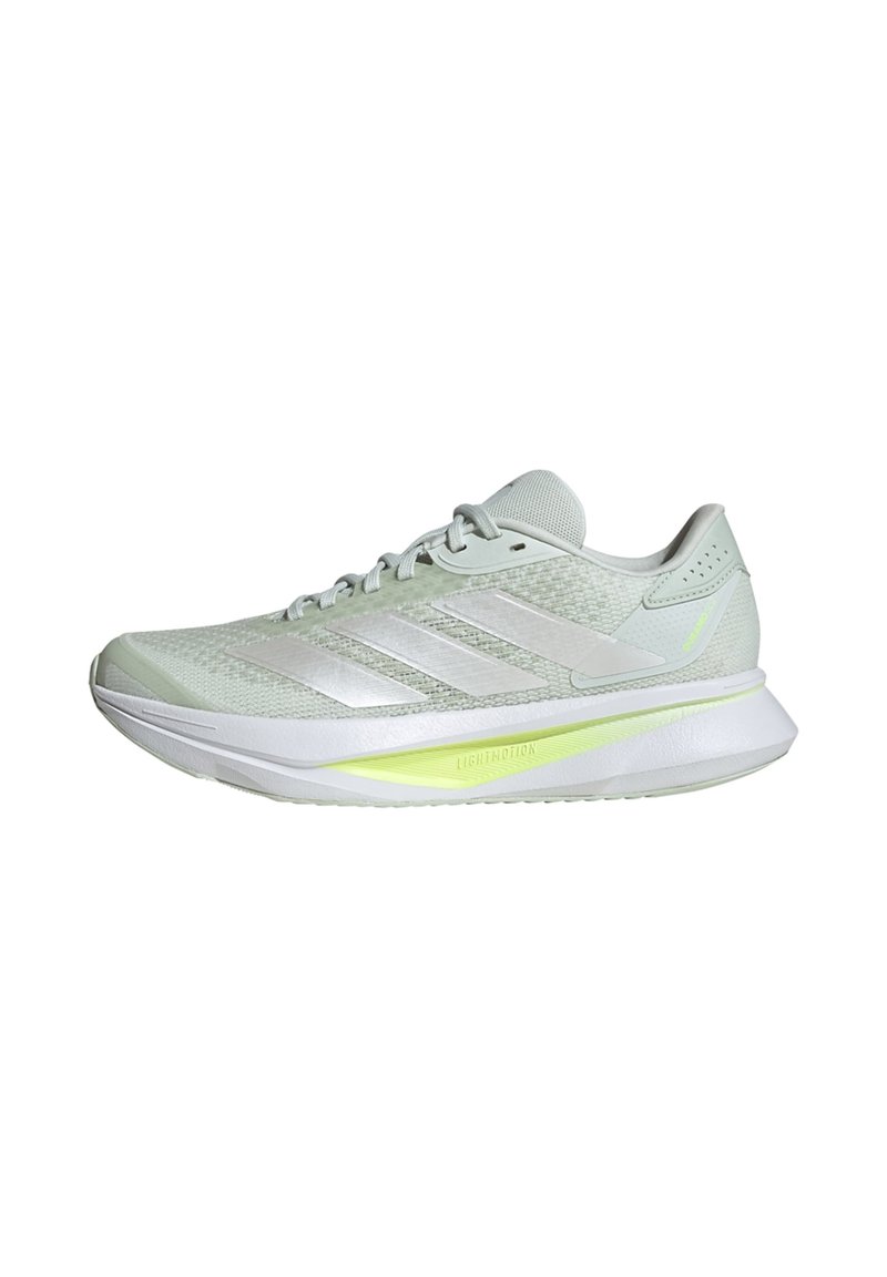 Lichte hardloopschoenen van lichtgroen mesh met witte accenten, met drie strepen, een geveerde zool met fluorescerende gele details.