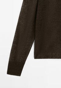 Brauner, leichter Strickpullover mit langen Ärmeln und gerippten Bündchen. Hat ein einfaches, lockeres Design und eine leicht durchscheinende Textur.