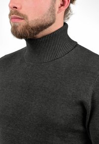 Tumehall villane kaelus-sviiter soonikkoesega, valmistatud pehmest kootud materjalist, millel on lihtne ja sile tekstuur.