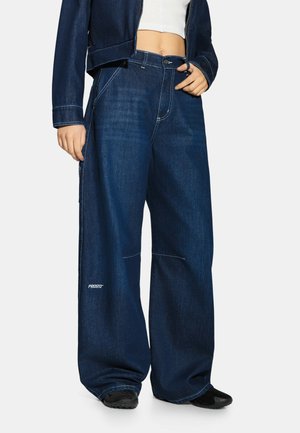 - Spodnie materiałowe