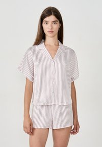 Korte mouwen, geknoopt pyjama set in lichtroze met smalle donkere strepen. Gemaakt van gladde stof, met knoopsluiting en ontspannen pasvorm shorts.