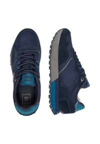 Tumši zili sporta apavi ar zamša un acs virsmu, kontrastējošām tirkīzzilām detaļām, teksturētu zolīti un polsterētu mēlīti, ar apaļu purngalu un auklu aizdari.