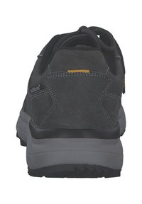 Sneaker en suede gris foncé avec une semelle noire et grise, des coutures visibles et une languette jaune au talon, vue de l'arrière.