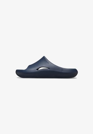 Sandalia azul marino tipo slip-on hecha de material de goma suave, con forma contorneada, talón abierto y suela texturizada para mayor agarre.