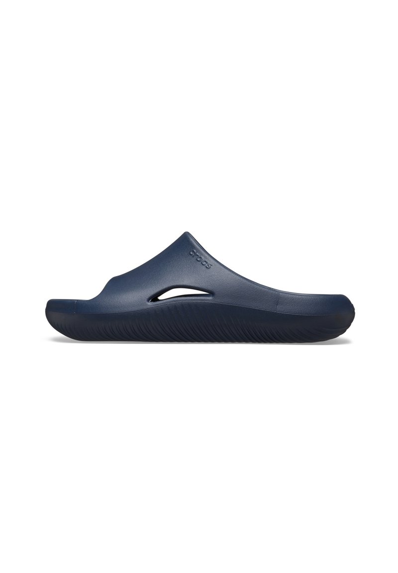 Sandaletto blu navy in gomma liscia, caratterizzato da una forma sagomata, un tacco aperto e una suola testurizzata per una migliore presa.