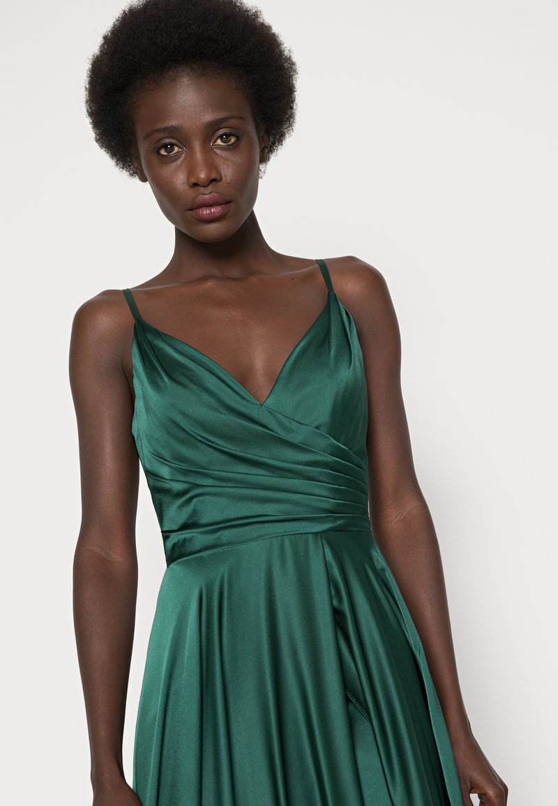 Zielona satynowa sukienka na cienkich ramiączkach, z dekoltem w kształcie litery V, marszczeniami w talii i zwiewnym dołem z eleganckimi drapowaniami.