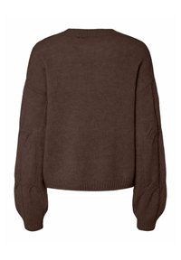 Brązowy sweter dzianinowy o pudełkowym kształcie, szerokich rękawach i ściągaczu na dole. Tekstura jest miękka z widocznymi detalami stębnowania.