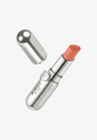 Rouge à lèvres KIKO Milano argenté avec le capuchon retiré, montrant une mine de rouge à lèvres couleur corail sur fond blanc.