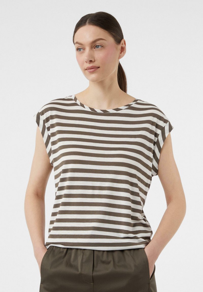 Brązowy i biały, pasek krótki rękaw top z szerokim okrągłym dekoltem i luźnym dopasowaniem. Gładka tkanina, połączona z ciemnozielonymi, wysokogatunkowymi spodniami.