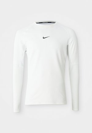 Ilgi piedurkņu sporta krekls, izgatavots no balta auduma, ar melnu Nike logo uz krūtīm un gludu, pieguļošu dizainu.