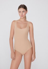 Hladký jednodílný plavky bez ramínek se širokými popruhy, kulatým dekoltem a přiléhavým střihem. Hladká textura a minimalistický design, bez vzorů.