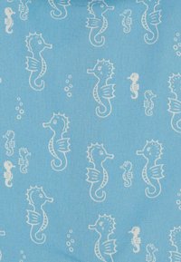 Hellblaue Stoff mit weißen Seahorse-Mustern in verschiedenen Größen, die Blasen und detaillierte Flossen zeigen. Glatte Textur, dekoratives Design.