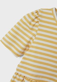 Gelb-weiß gestreiftes Kleid mit kurzen Ärmeln, gerafften Details und einem schwingenden Saum aus weicher Baumwollstruktur.