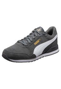 Šedé tenisky z nubukové kůže a síťoviny, s bílým bočním pruhem, zlatým logem PUMA, plochými tkaničkami a černou gumovou podrážkou.