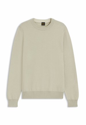 Suéter de punto beige claro con escote de cuello redondo, puños y dobladillo acanalados. La tela tiene una apariencia texturizada y tejida. Etiqueta de la marca visible.