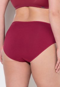 Bordeaux hoge taille slipjes van zacht katoen, met gladde randen en een minimalistisch ontwerp zonder zichtbare naden.