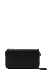 Černá kožená peněženka s hladkou texturou, zipovým zapínáním a decentně embosovaným logem na přední straně. Kompaktní obdélníkový tvar, minimalistický design.