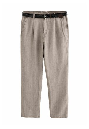 Hellbeige Leinenhose mit Frontfalten, Seitentaschen und einem schwarzen gewebten Gürtel mit silberner Schnalle auf weißem Hintergrund.