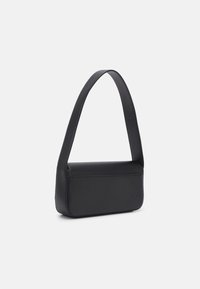 Zwarte schoudertas gemaakt van glad synthetisch materiaal. Heeft een rechthoekige vorm met een enkele brede schouderband en minimale stikdetails.