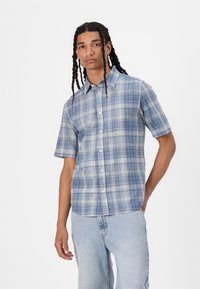 Korte mouwen, button-up shirt in een blauw ruitpatroon, gemaakt van lichte stof, met een normale pasvorm en een kraag.