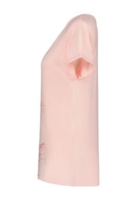 Camiseta de manga corta de color rosa claro, hecha de tela suave, con un escote redondeado y un sutil diseño floral en el frontal.