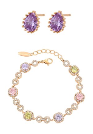 Brățară din aur cu pietre prețioase rotunde multicolore și cercei asortați, în formă de picătură, cu pietre prețioase mov.