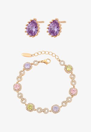 Złota bransoletka z wielokolorowymi okrągłymi kamieniami szlachetnymi oraz pasujące kolczyki z fioletowymi kamieniami szlachetnymi w kształcie kropli.