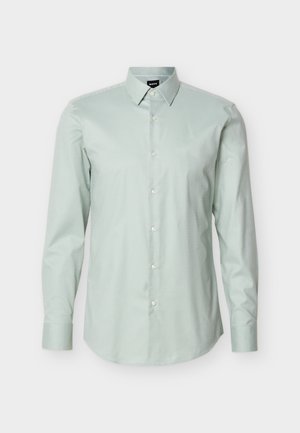 Svjetlozelena muška košulja za odijelo s dugim rukavima, šiljastim ovratnikom i bijelim gumbima, prikazana na jednobojnoj bijeloj pozadini.