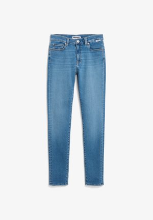 Blauwe skinny jeans met vijf zakken, knoop- en ritsluiting en ArmandAngels-label op de tailleband.