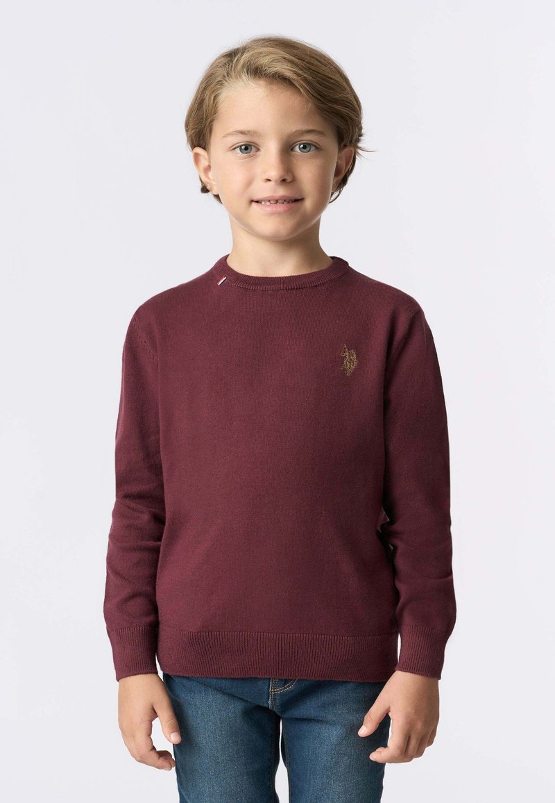 Maglione a maglia borgogna con scollo rotondo, polsini e orlo a coste; presenta un piccolo logo dorato sul lato sinistro del petto.