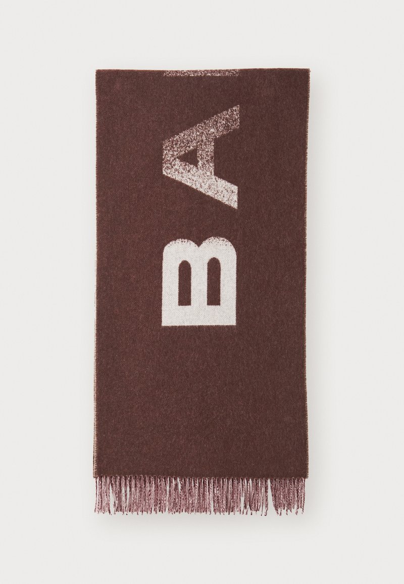 Braun gemischter Wollschal mit fetter, weißer Schrift. Die Enden sind mit langen, passenden braunen Fransen beschnitten. Weiche Textur, rechteckige Form.