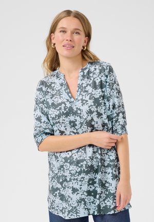 Haut floral en tissu léger, doté d'un décolleté en V, de manches courtes froncées, et d'une palette de couleurs bleu et gris ornée de motifs complexes.
