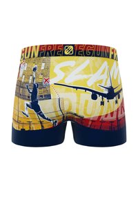 Shorts en boxer pour homme avec un design graphique, majoritairement jaunes avec des accents noirs et rouges, présentant des motifs de basketball et d'avions.