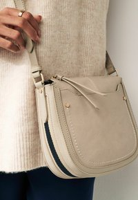 Next SADDLE STANDARD - Keresztpántos táska - bone cream